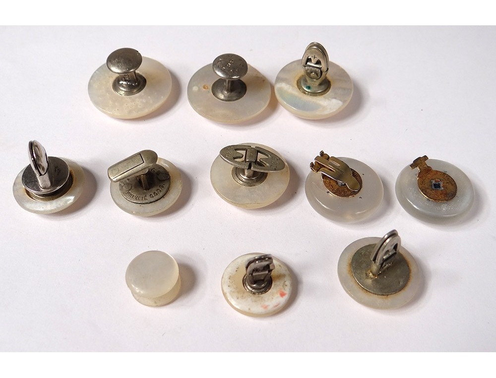 https://www.antiques-delaval.com/10930-95818-thickbox/lot-11-boutons-anciens-nacre-uniforme-livree-manchette-col-collection-xixe.jpg