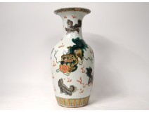 Baluster vase Chinese porcelain lions dogs Fô flowers China 19th century