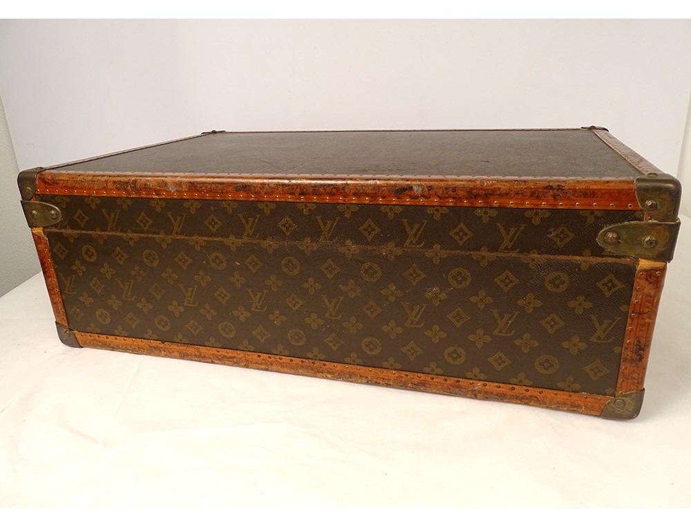 LOUIS VUITTON, Alzer 65, suitcase, classic LV pattern in monogram canvas,  handle, details and address tag in leather and brass-shod corners, label  marked LOUIS VUITTON, gold-plated details. Vintage clothing & Accessories 
