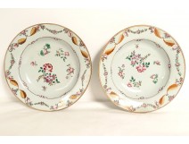 Pair of porcelain dishes from the Compagnie des Indes China, flowers and leaves, 18th century