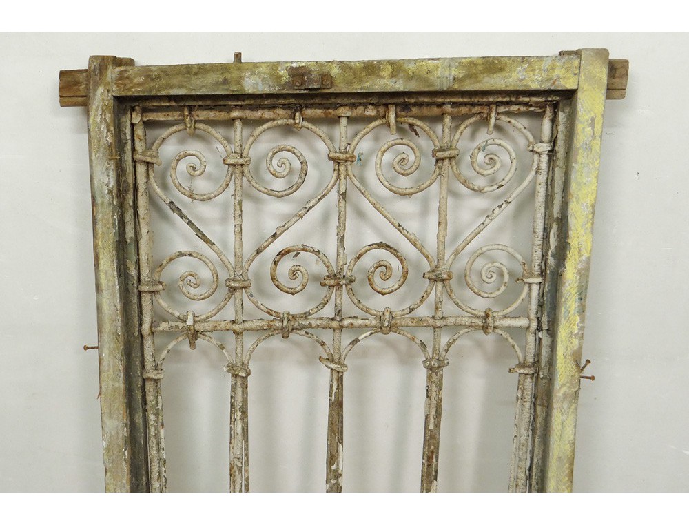 Grille fenêtre marocaine fer forgé bois peint Maroc Maghreb Atlas déco XXè