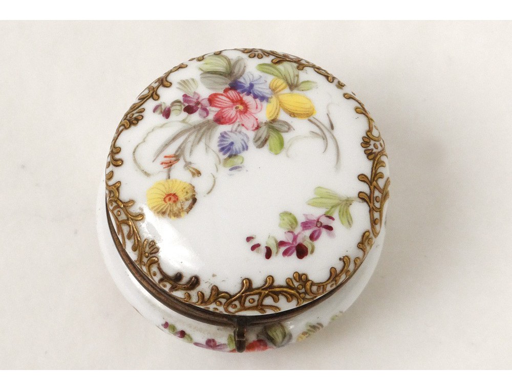 Petite boîte à pilules porcelaine Sèvres Saxe fleurs dorure XXème siècle