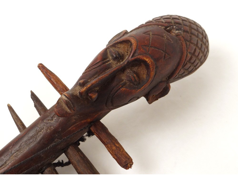 Guitare africaine sculpture tête homme bois sculpté cuir ethnique tribal