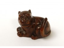 Netsuke bois sculpté chien lion Japon signé XIXème siècle