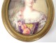 Miniature peinte portrait jeune femme fleurs cadre ovale laiton doré XIXème