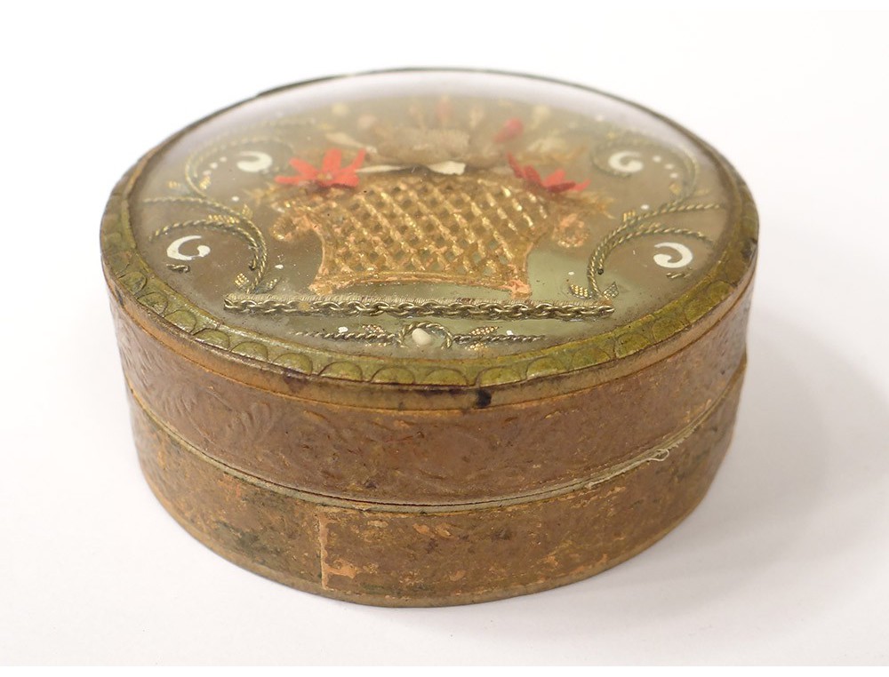 Petite boîte ronde carton doré panier fleuri antique french box XIXè siècle