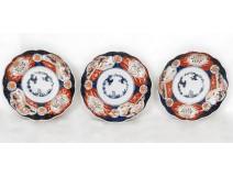 Assiette porcelaine Imari Japon fleurs chauves-souris XIXème siècle