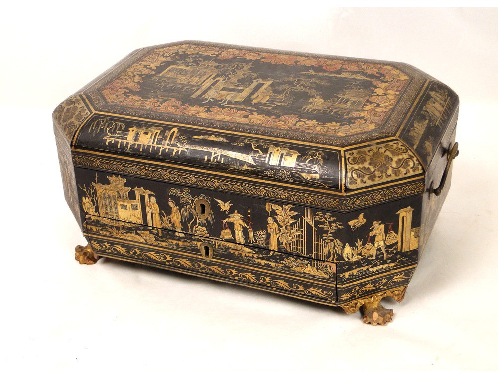 Asian sewing kit box made of wood and lacquer, 19th